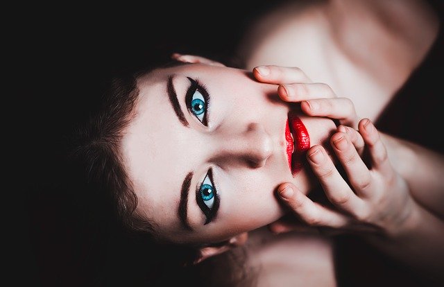 Guardare il porno può causare problemi di erezione nei rapporti?
