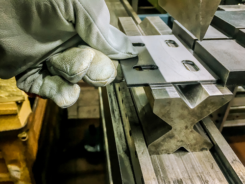 Le piegatrici per lamiera manuali: un macchinario fondamentale dell’industria contemporanea