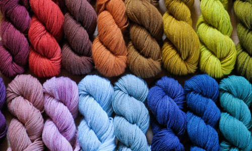 Come prendersi cura dei filati per lavorare a maglia: lavaggio e conservazione