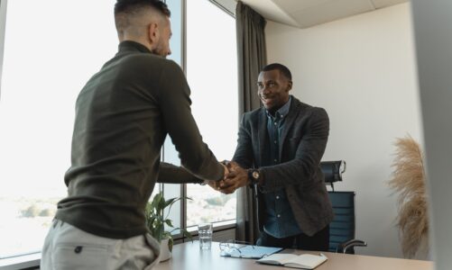 Chi Può Fare Consulenza Aziendale? Competenze e Qualifiche per un Ruolo Chiave nella Crescita Aziendale