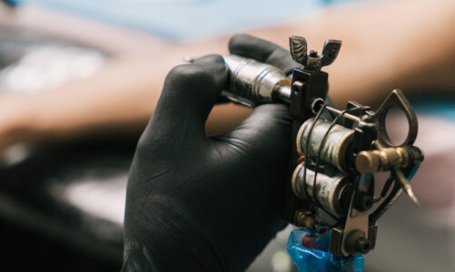 L’evoluzione delle tecniche di tatuaggio: un viaggio attraverso la storia
